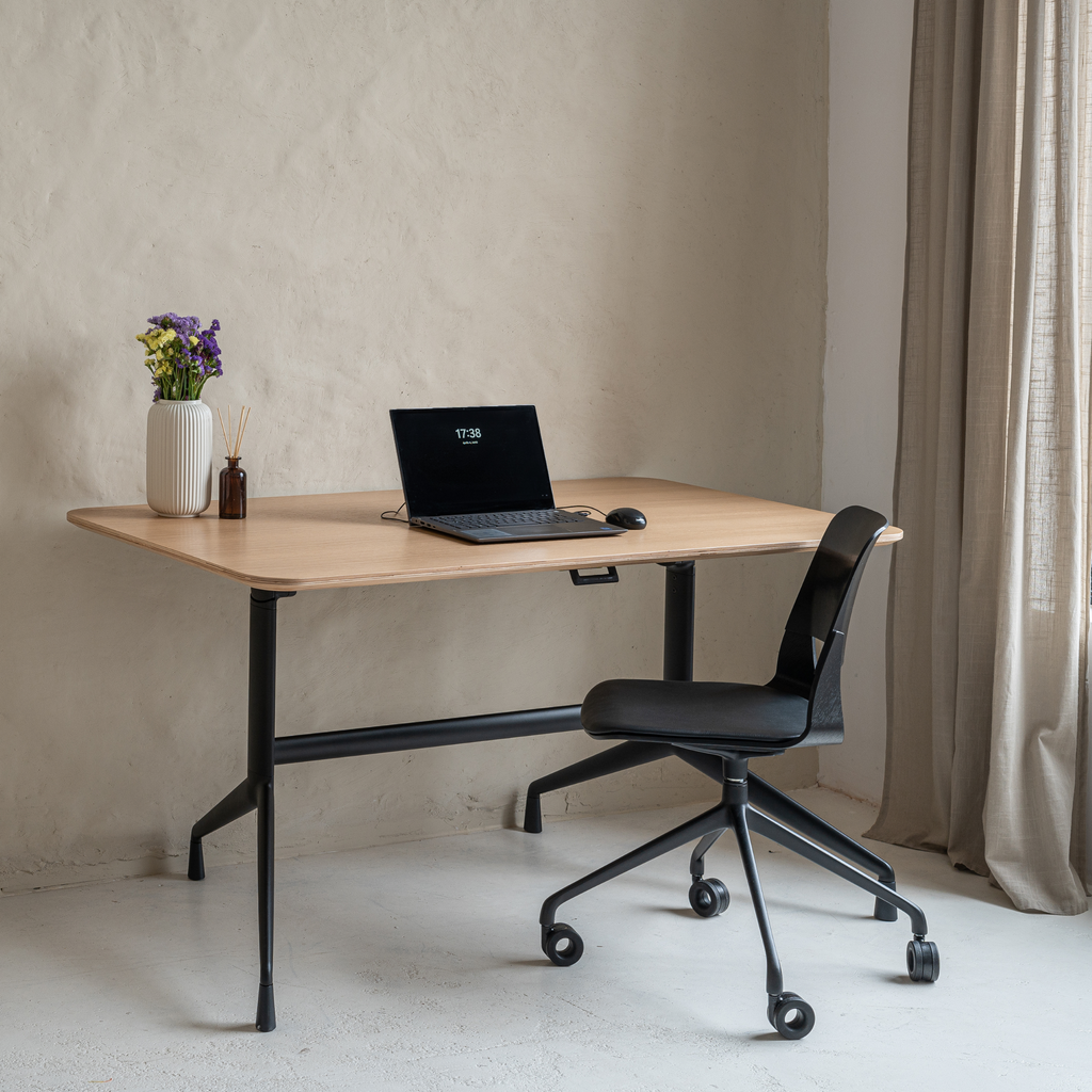 FRIGATE forgószék görgőkkel (festett tölgy, kék, kék bőrkárpittal)  I Bemutatótermi darab