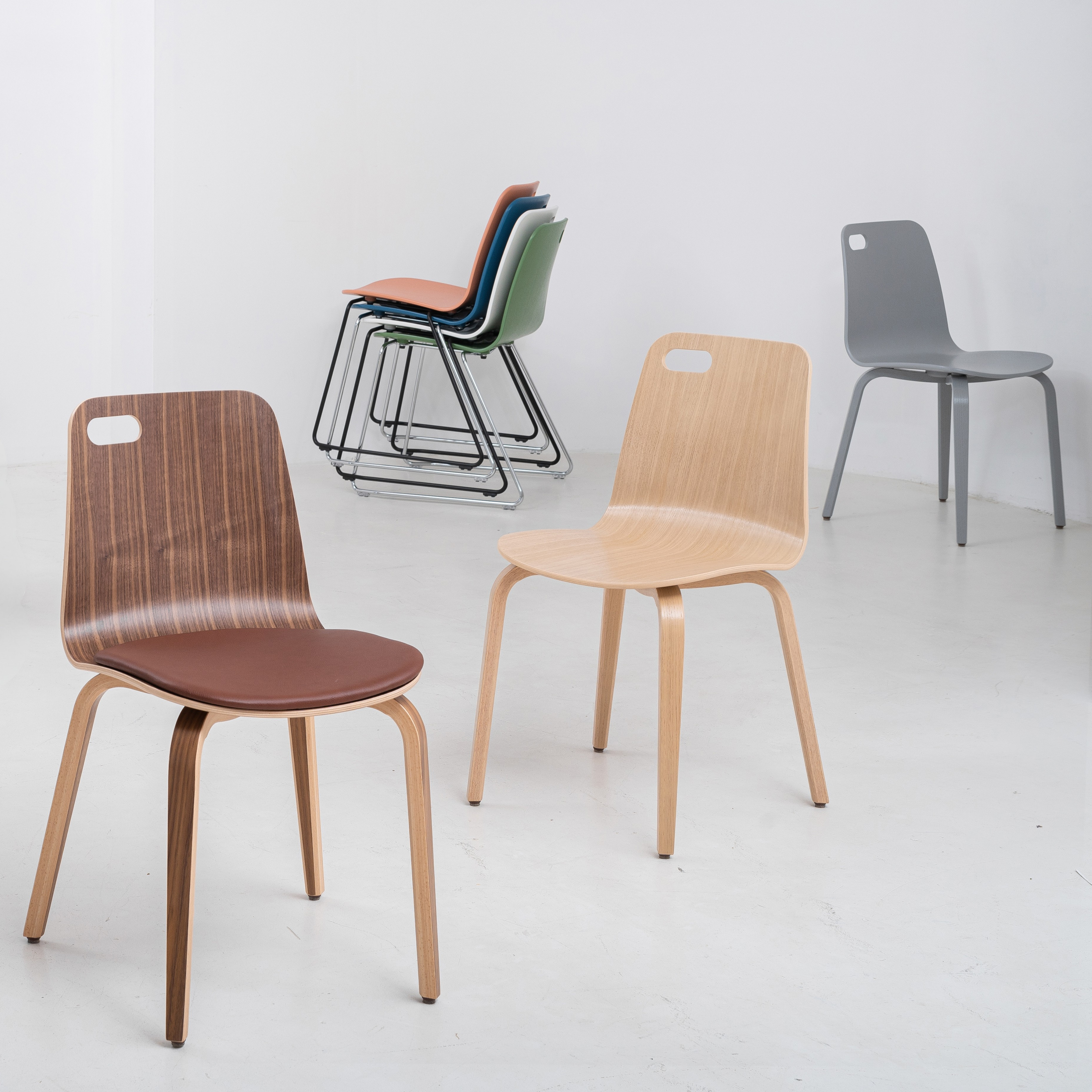 PATROL szék (dió, barna bőrkárpitozással)